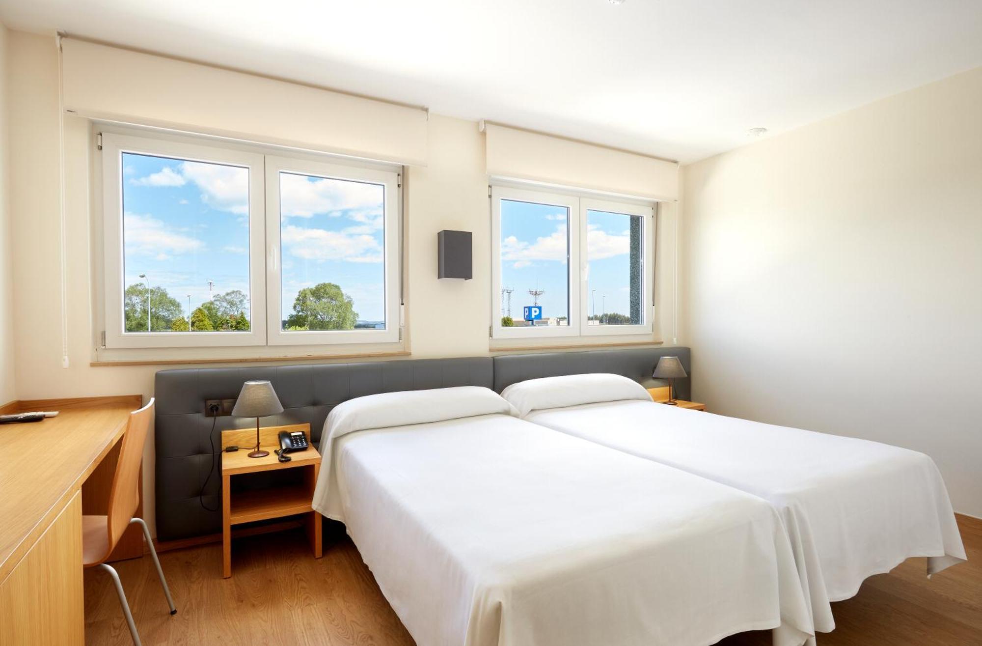 Hotel Arias Aeropuerto Santiago Del Monte Zewnętrze zdjęcie