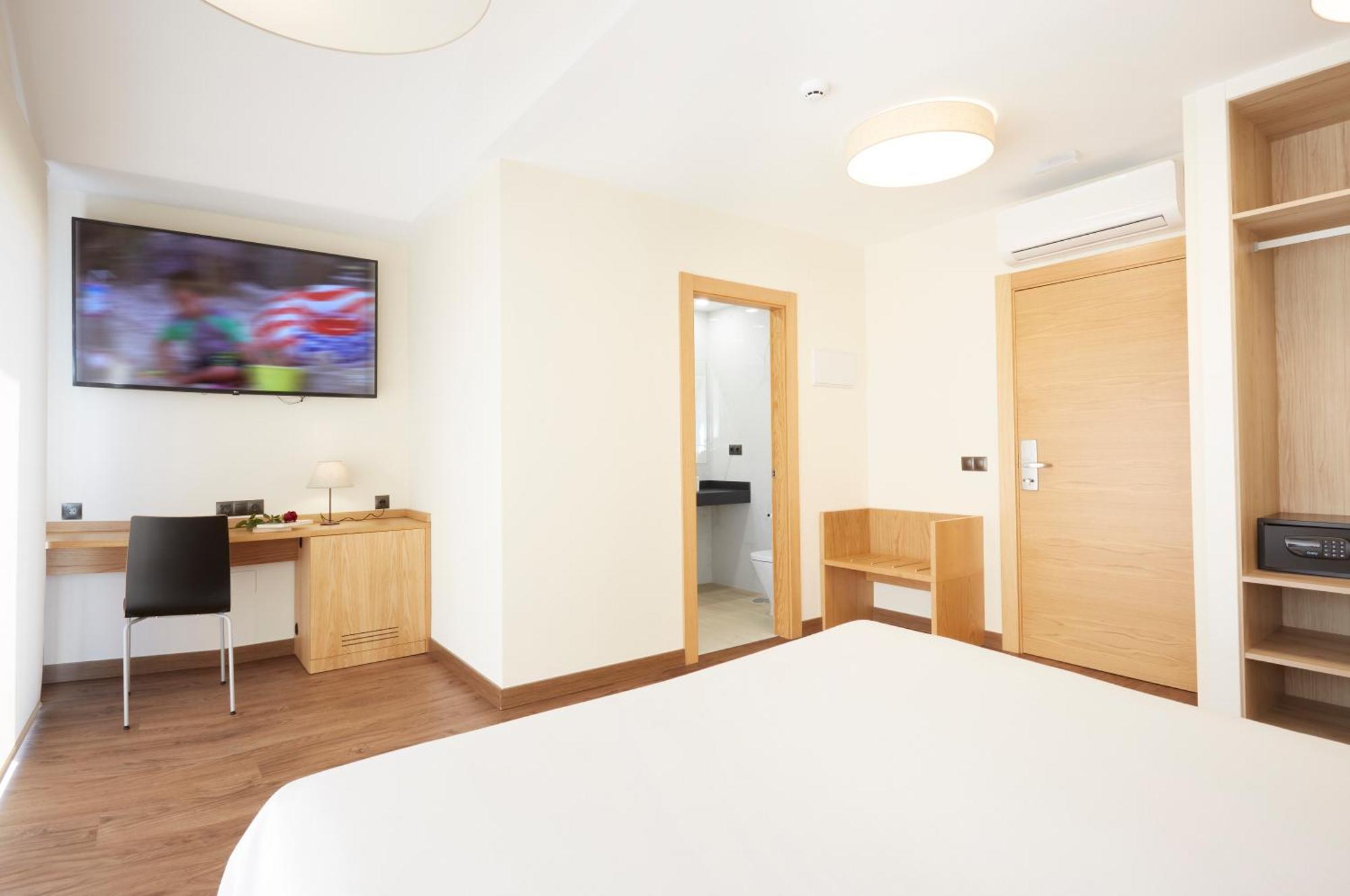 Hotel Arias Aeropuerto Santiago Del Monte Zewnętrze zdjęcie