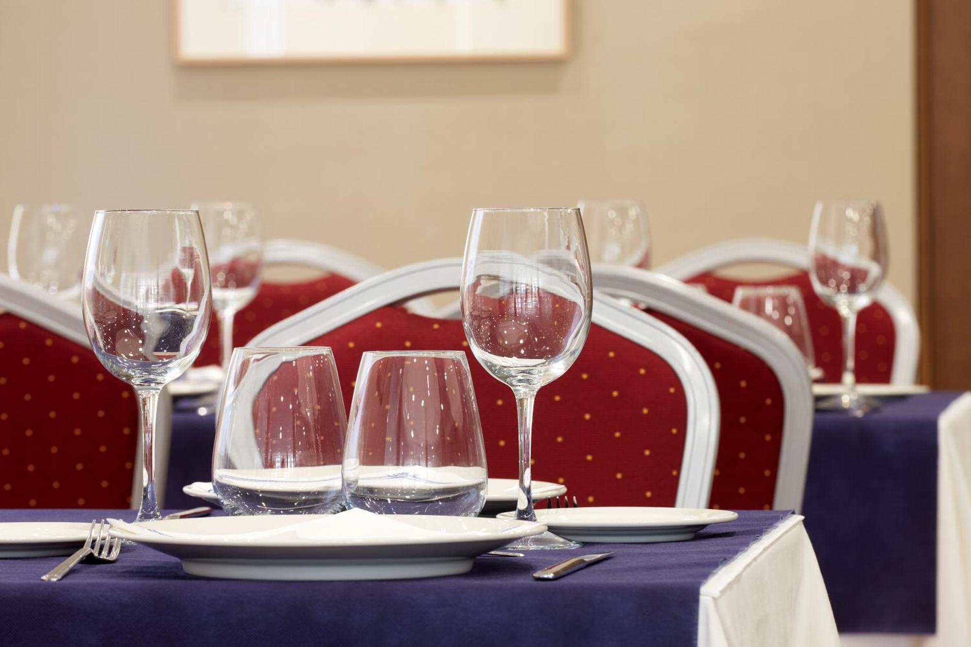 Hotel Arias Aeropuerto Santiago Del Monte Zewnętrze zdjęcie