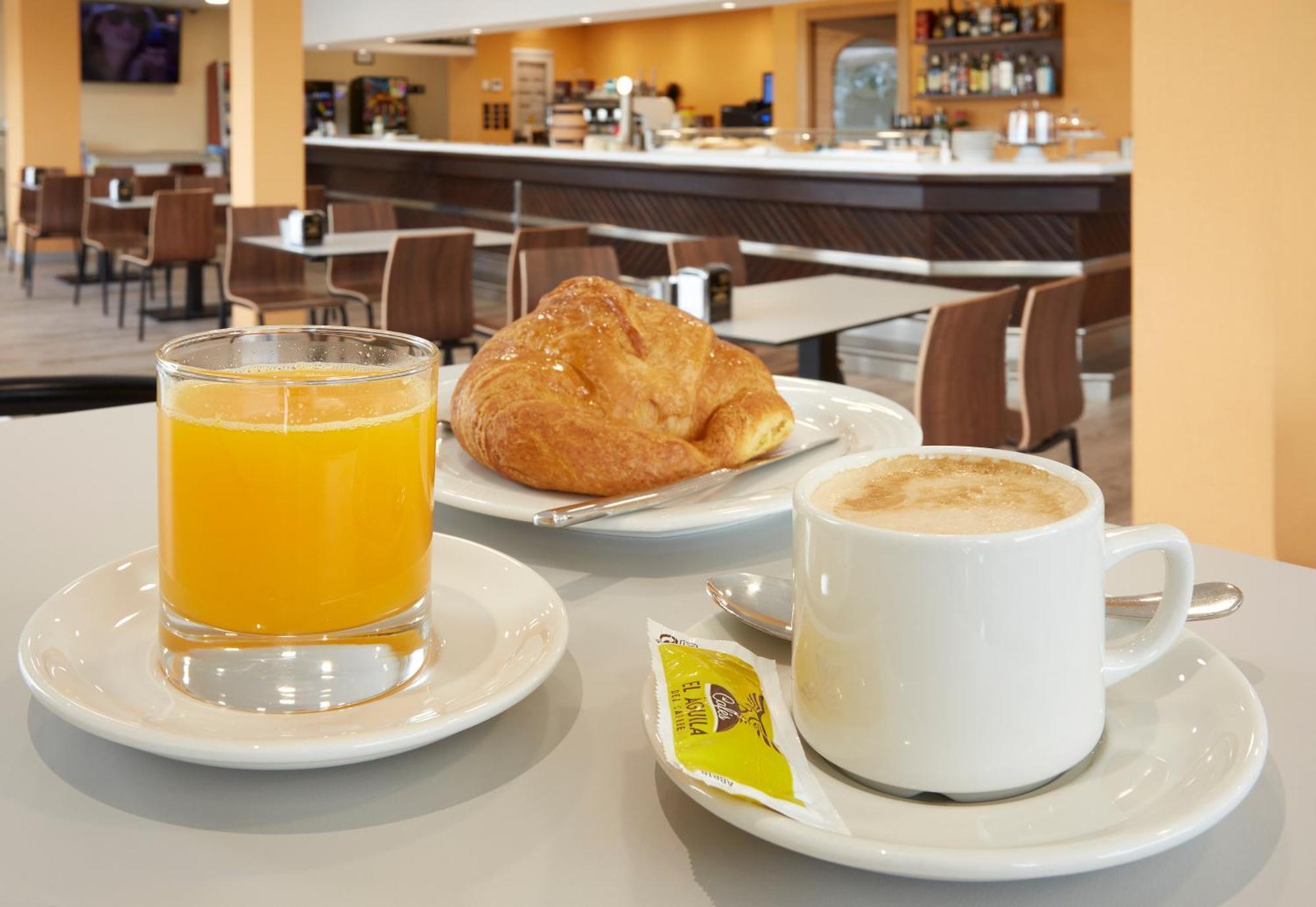 Hotel Arias Aeropuerto Santiago Del Monte Zewnętrze zdjęcie