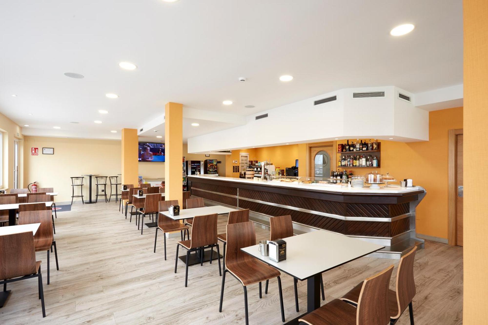 Hotel Arias Aeropuerto Santiago Del Monte Zewnętrze zdjęcie