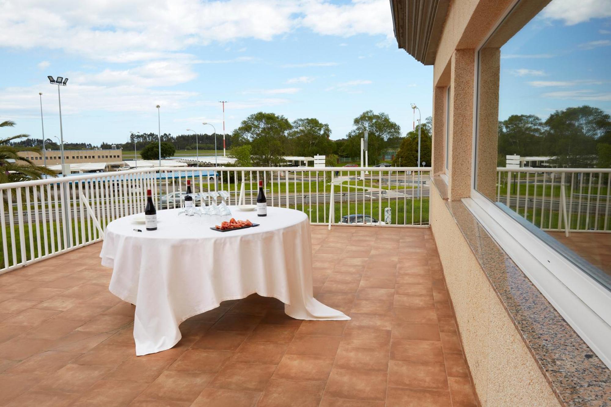 Hotel Arias Aeropuerto Santiago Del Monte Zewnętrze zdjęcie