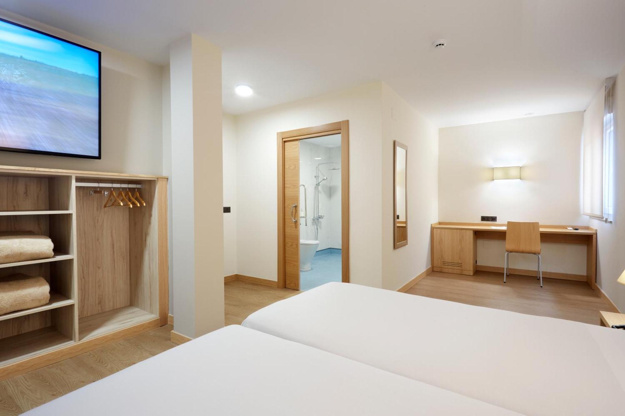 Hotel Arias Aeropuerto Santiago Del Monte Zewnętrze zdjęcie