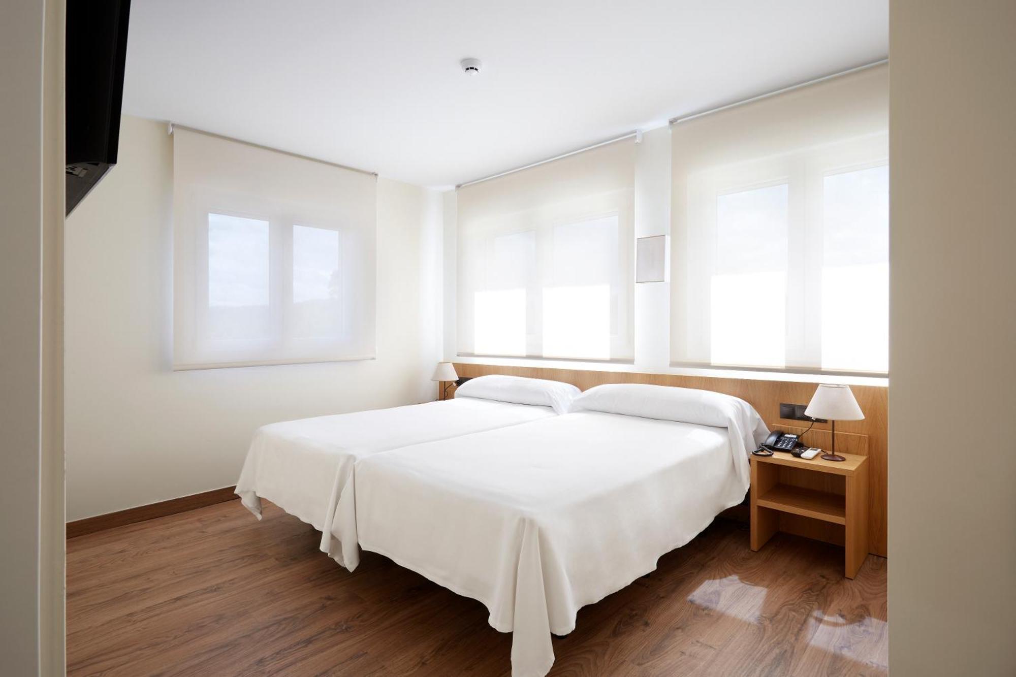 Hotel Arias Aeropuerto Santiago Del Monte Zewnętrze zdjęcie
