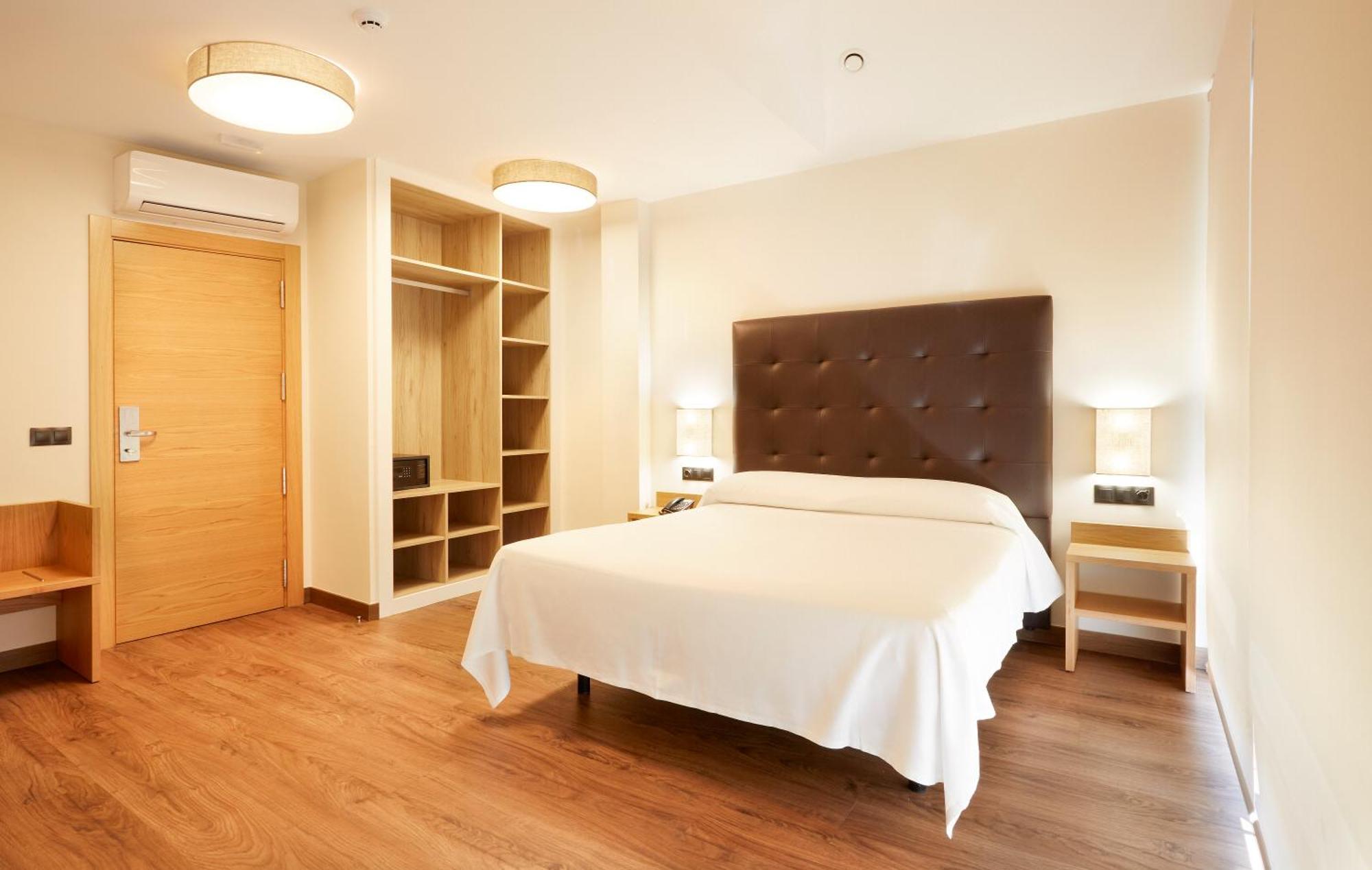 Hotel Arias Aeropuerto Santiago Del Monte Zewnętrze zdjęcie