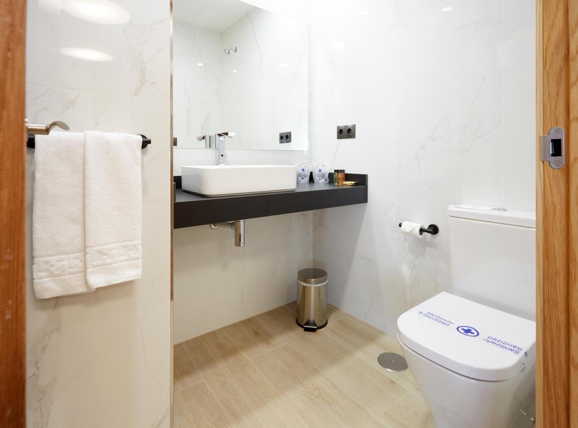 Hotel Arias Aeropuerto Santiago Del Monte Zewnętrze zdjęcie